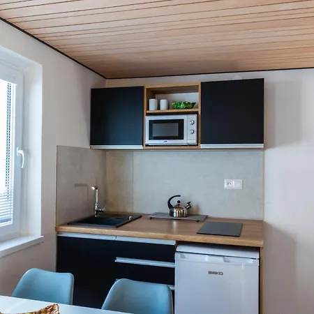 Claudia シャレー デマノブスカ・ドリーナ